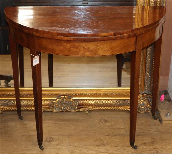 A mahogany tea table W.94cm